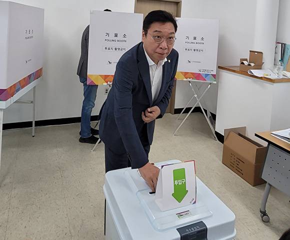 정연욱 국민의힘 국회의원이 29일 부산광역시 수영구 광안2동 행정복지센터에서 사전투표를 하고 있다. [사진=정연욱 의원실]