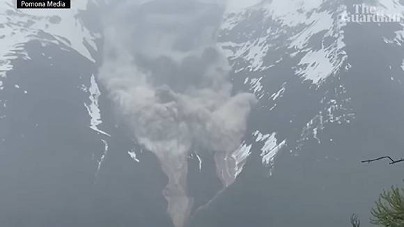 스위스에 빙하가 무너져 거대한 산사태가 발생했다． 인근 마을 ９０％가 파괴됐다． [사진=가디언／포모나미디어]