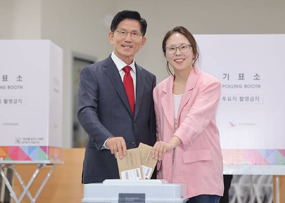 김문수 국민의힘 대선 후보가 29일 오전 인천 계양구 계양1동 주민센터에 마련된 사전투표에서 딸 김동주 씨와 함께 투표하고 있다. [사진=연합뉴스]