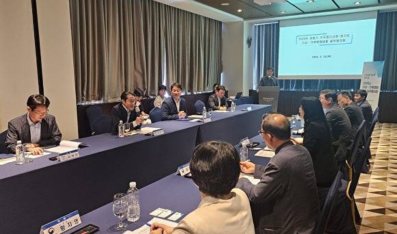 경기도와수도권기상청이 기후위기 대응 협력체계 강화를 위한 논의를 하고 있다. [사진=경기도]