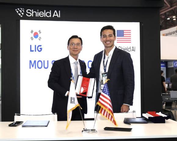 28일 국제해양방위산업전(MADEX 2025) 현장에서 ‘미래전장에 특화된 공동 솔루션 개발을 위한 포괄적 업무협약’을 체결한 신익현 LIG넥스원 대표이사(좌측)와 브랜든 쳉(Brandon Tseng) 쉴드AI 공동창업자 겸 최고경영자(CEO)가 기념사진을 촬영하고 있다. [사진=LIG넥스원]