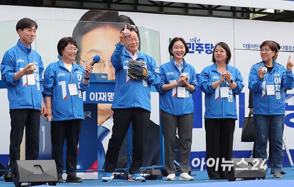 제21대 대통령선거 사전투표일인 29일 더불어민주당 이재명 후보가 서울 송파구 종합운동장역 앞 광장에서 열린 강동구·송파구 집중유세에서 시구 퍼포먼스를 하고 있다. [사진=곽영래 기자]