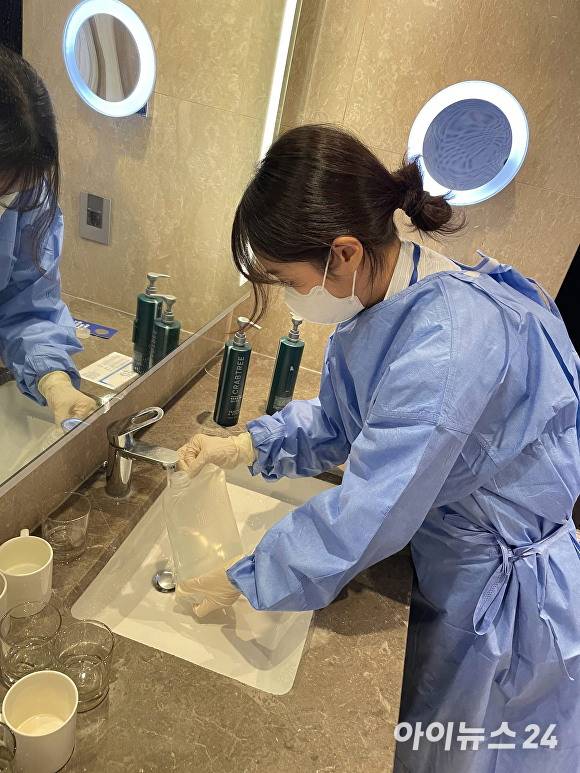 경주시보건소가 다중이용시설 수질검사를 하고 있다. [사진=경주시청]