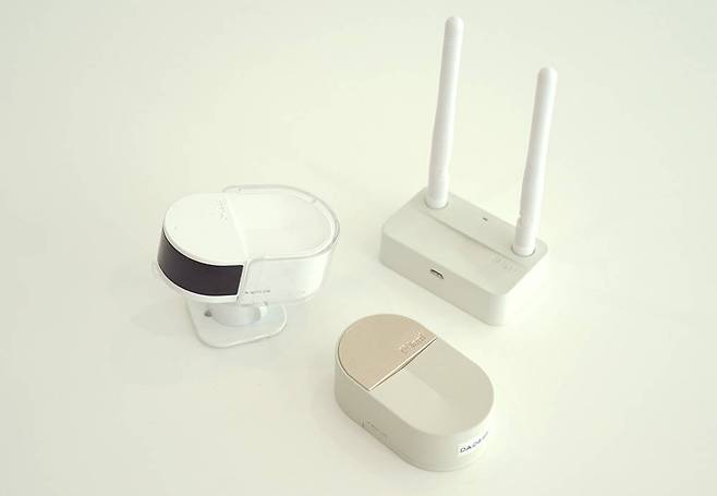 리프 IoT 기기 컨트롤러, 허브, 센서(왼쪽부터 시계 방향으로) / 출처=씨드앤