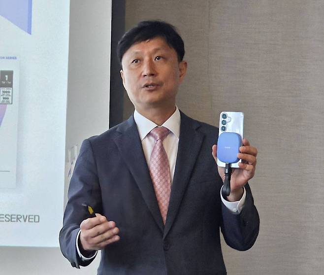 '샌디스크 크리에이터 폰 SSD'를 소개하는 신명철 샌디스크코리아 본부장 / 출처=IT동아