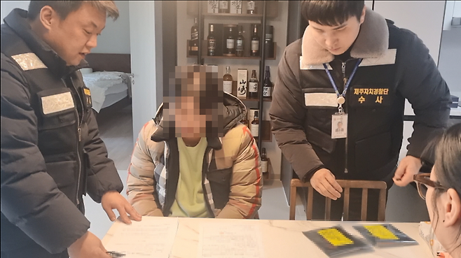 자치경찰이 피의자의 주거지 압수·수색하는 모습 (제주자치경찰단 제공)