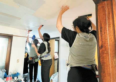 인하대학교 집수리봉사단의 재능기부로 이뤄지는 ‘도배교체’ 사업 현장 모습. [사진 인천도시공사]