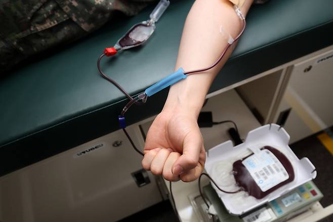 한 국군 장병이 대한적십자사 헌혈버스에 누워 헌혈에 동참하고 있다. 뉴스1