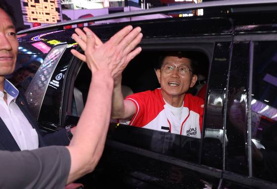 김문수 국민의힘 대선 후보가 28일 오후 대구 중구 동성로에서 유세를 마치고 차량에서 지지자와 하이파이브를 하고 있다. 임현동 기자