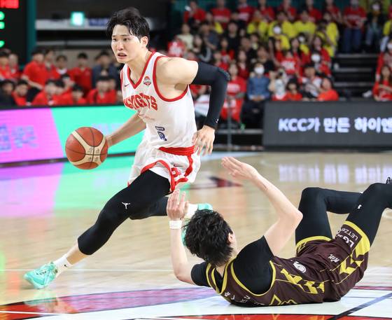 SK와 재계약한 정규리그 MVP 안영준(왼쪽). 뉴스1