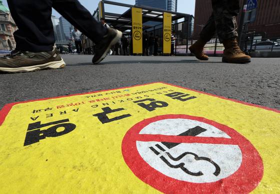 '세계 금연의 날'을 이틀 앞둔 29일 서울역 흡연실 인근 바닥에 금연구역 안내표시가 붙어 있다. 뉴스1