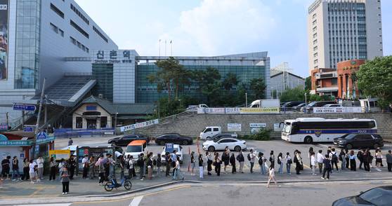 제21대 대통령선거 사전투표 첫날인 29일 기표소밖 투표용지 반출사고가 발생한 구신촌동주민센터에서 시민들이 투표를 하기 위해 대기하고 있다. 장진영 기자