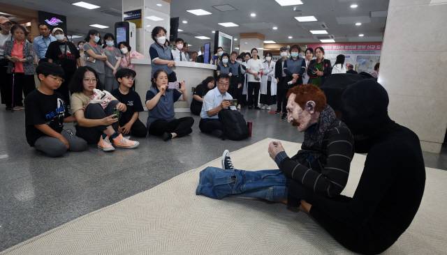▲ 최근 한림대학교춘천성심병원에서 춘천 마임축제 도깨비유랑단 아그네 마랄리티의 ‘추락’공연이 열려 병원관계자와 내원객들이 공연을 관람하고 있다.
