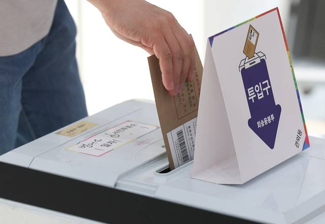 ▲ 제21대 대통령 선거 사전투표 첫날인 29일 대구 수성구 범어4동 행정복지센터에 마련된 사전투표소를 찾은 유권자가 투표하고 있다. 연합뉴스