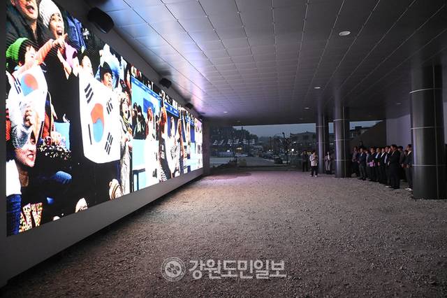 ▲ 평창군은 28, 29일 평창올림픽플라자 ICT센터에서 심재국 군수, 임성원 부군수와 군 관계자, 강원도와 용역사 관계자 등 30여명이 참석한 가운데 정보통신기술(ICT)을 활용한 평창올림픽플라자의 실감 콘텐츠 및 미디어파사드 현장 보고회를 열었다. 신현태.