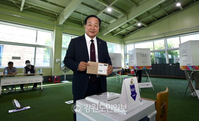 ▲ ▲ 제21대 대통령선거 사전투표가 시작된 29일 춘천 북부노인복지관에서 한기호 국회의원이 투표를 하고 있다. 방도겸 기자