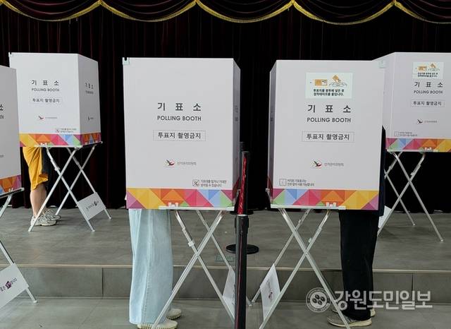 ▲ 29일 오전 강릉시 교1동 사전투표소에서 사전 투표하는 유권자들. 황선우 기자