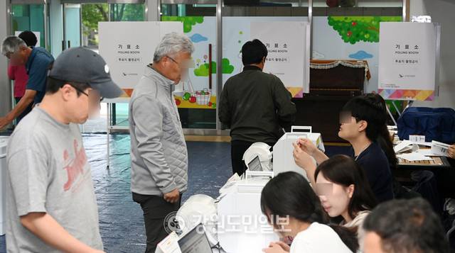 ▲ 제 21대 대통령선거 사전투표가 시작된 29일 춘천 신북읍사전투표소에서 시민들이 투표를 하고 있다. 방도겸 기자