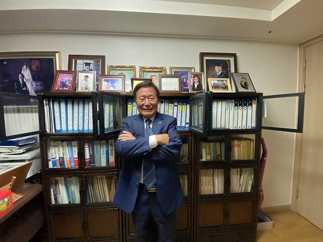 구자관 삼구아이앤씨 회장(책임대표사원)의 자택 책장에는 그가 50여 년 기록한 일기장이 가득히 꽂혀 있다.