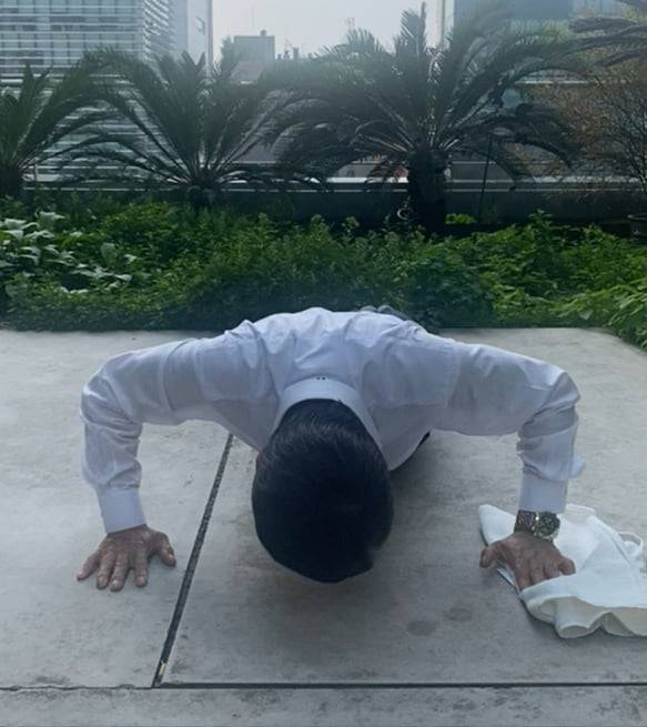 팔굽혀펴기 운동을 하고 있는 구자관 삼구아이앤씨 회장(책임대표사원)