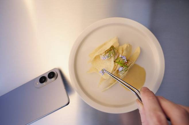 삼성전자가 벨기에 브뤼셀의 한 미술관에서 다음 달 6~7일(현지시간) 갤럭시S25 엣지에서 영감을 받은 파인 다이닝 '커팅 엣지' 팝업스토어를 운영한다. 사진=삼성전자