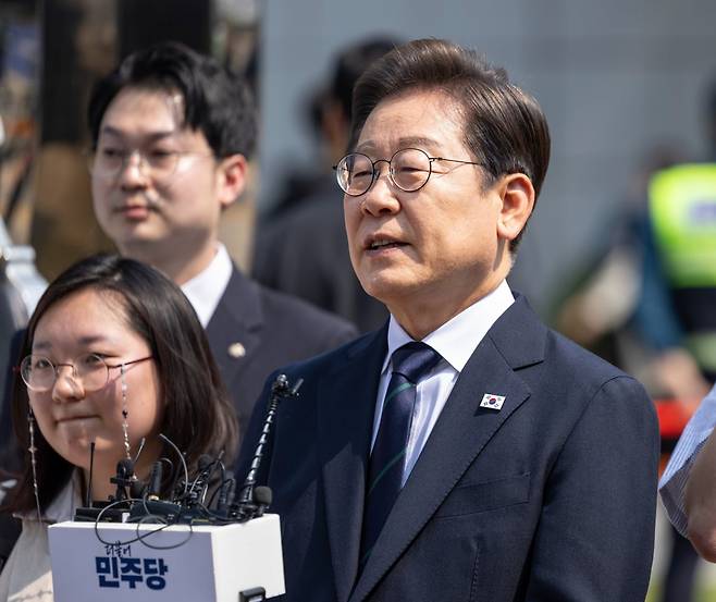 이재명 더불어민주당 대통령 후보가 제 21대 대통령선거 사전투표 첫날인 29일 서울 서대문구 신촌동 주민센터에서 투표를 마친 뒤 취재진의 질문에 답하고 있다. / 사진=뉴스1