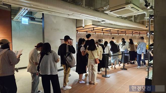 스타벅스 '광장마켓'점 대기줄/사진=유지희 기자