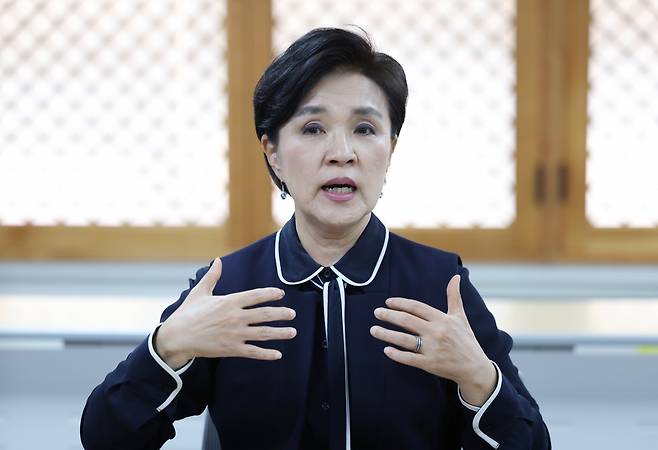 강금실 민주당 총괄상임선대위원장이 26일 서울 여의도 민주당 당사에서 본지와 인터뷰하고 있다. 이솔 기자