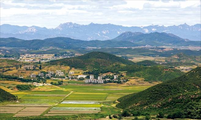 경기 김포 애기봉 평화생태공원에서 바라본 북한 모습. /경기관광공사 제공