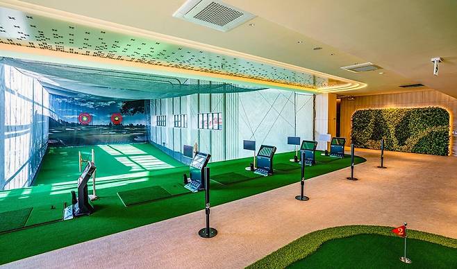 인도어 골프연습장. / 사진=DK아시아 제공