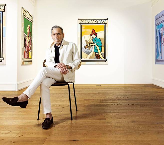 서울 한남동 현대카드 스토리지 전시장에 전시된 신작 ‘윈도 시리즈’ 앞에 앉아 있는 데이비드 살레.  박충열