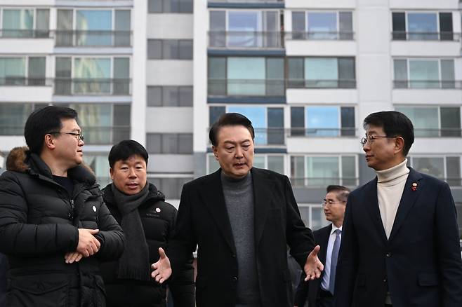 윤석열 전 대통령이 지난해 경기 고양시 일산동구 백송마을 5단지를 방문해 아파트 단지를 둘러보고 있다./대통령실