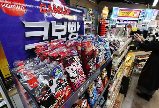 서울의 한 편의점에 SPC삼립이 KBO와 협업해 출시한 ‘크보빵’(KBO빵)이 진열돼 있다.  사진=연합뉴스