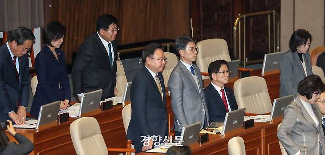 지난해 12월11일 국회 본회의에서 서영교 더불어민주당 의원의 요구에 따라 국무위원들이 자리에서 일어나 불법계엄 사태에 사과하는 도중에 김문수 당시 고용노동부 장관만 앉아있다. 성동훈 기자