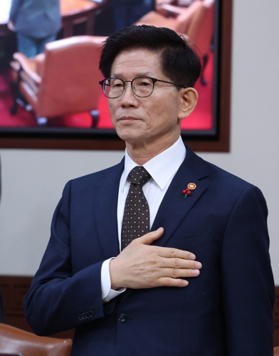 김문수 당시 고용노동부 장관이 지난 1월14일 정부서울청사에서 열린 국무회의에서 국기에 경례하고 있다. 연합뉴스