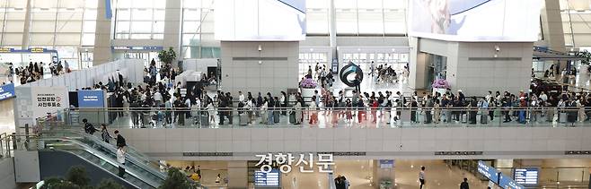 21대 대선 사전투표가 29일 오전 6시부터 전국에서 실시됐다. 인천국제공항 제1터미널 사전투표소에 시민들이 줄을 서서 순서를 기다리고 있다. 문재원 기자