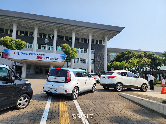 29일 오전 제주도의회 의원회관에 마련된 연동 사전투표소에 투표를 위한 차량이 길게 늘어섰다. 박미라 기자