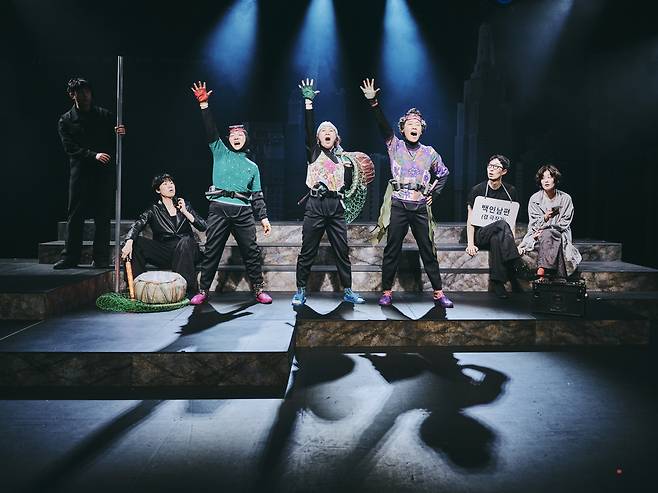 연극 <엔들링스>의 공연 장면.    두산아트센터 제공