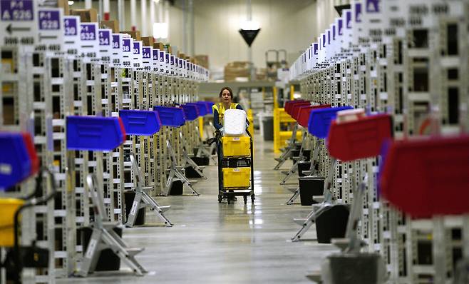 미국 콜로라도주 오로라에 있는 아마존의 풀필먼트 센터에서 한 노동자가 일하고 있다. AFP연합뉴스