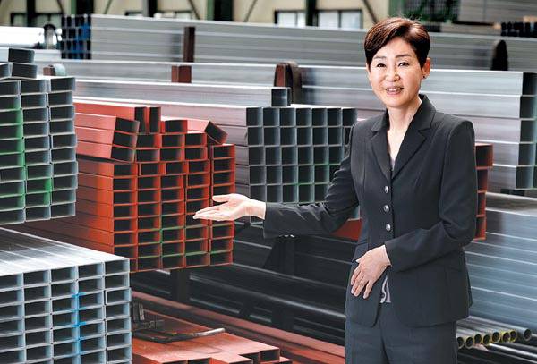 정현숙 회장이 경남 창원시 의창구에 있는 종합철강 유통업체인 신화철강 공장에서 철강재와 자동화 시스템에 대해 설명하고 있다.  전민철 기자 jmc@kookje.co.kr