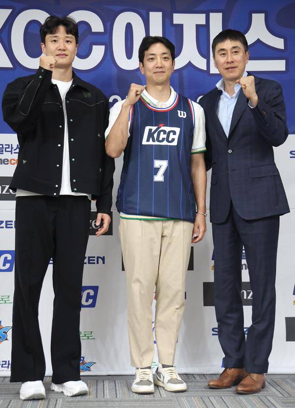 FA로 부산 KCC 유니폼을 입은 허훈(가운데)이 29일 서울 KBL센터에서 열린 입단식에서 이상민(오른쪽) 감독, 선수 대표로 참석한 형 허웅과 함께 기념 촬영을 하고 있다. 연합뉴스