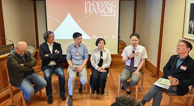 From left: Hwang Doo-jin, director of Doojin Hwang Architects; Cho Jung-goo, architect at guga Urban Architecture; Daniel Tandler, Urbandetail Architecture co-founder and architect; Kim Yong-mi, architect and CEO of GS Architects & Associates; Shin Chi-hoo, manager and research fellow at the National Hanok Center; and Jeon Bong-hee, professor of architecture at Seoul National University, participate in the roundtable session of "Architecture Talk: Evolving Hanok" on Wednesday at the Eundeok Cultural Center in Jongro-gu, Seoul. (Im Se-jun/The Korea Herald)