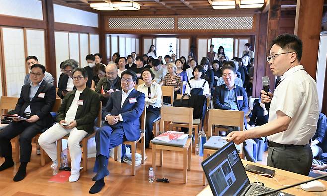 Shin Chi-hoo, manager and research fellow at the National Hanok Center, speaks during "Architecture Talk: Evolving Hanok" held Wednesday at the Eundeok Cultural Center in Jongro-gu, Seoul. (Im Se-jun/The Korea Herald)