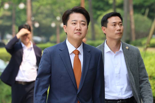 이준석 개혁신당 대선 후보가 지난 27일 서울 여의도 국회에서 단일화 등과 관련한 입장을 밝히기 위해 기자회견 장소로 이동하고 있다. 연합뉴스