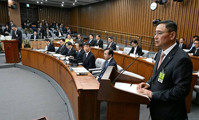 18일 국회에서 열린 정무위 전체회의 홈플러스·MBK 파트너스 및 삼부토건 관련 긴급 현안질의에서 금정호 신영증권 사장이 의원들의 질의에 답하고 있다. 연합뉴스