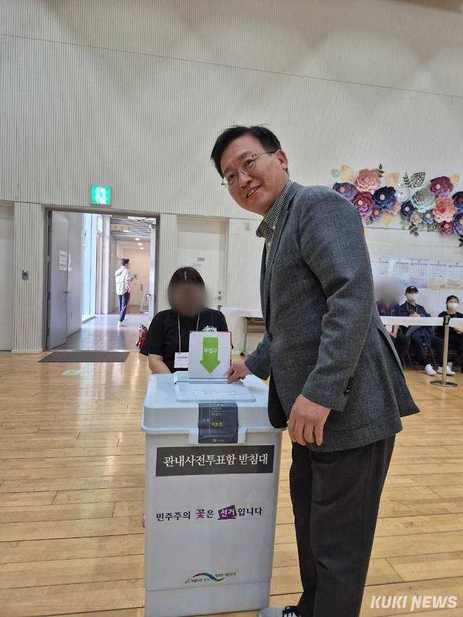 강태웅 더불어민주당 용산 지역위원장이 5월29일 오전 서울 용산구 한강로동 주민센터에서 사전투표를 하고 있다. 황인성 기자 &nbsp;