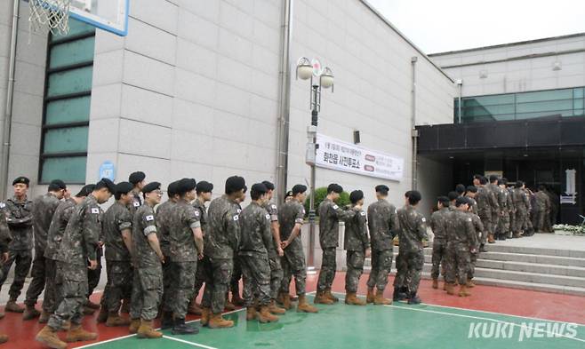 제21대 대통령선거 사전투표 첫날인 29일 강원 화천청소년수련관 1층에 마련된 사전투표소를 찾은 군장병들이 소중한 주권을 행사하기 위해 줄지어 서있다.