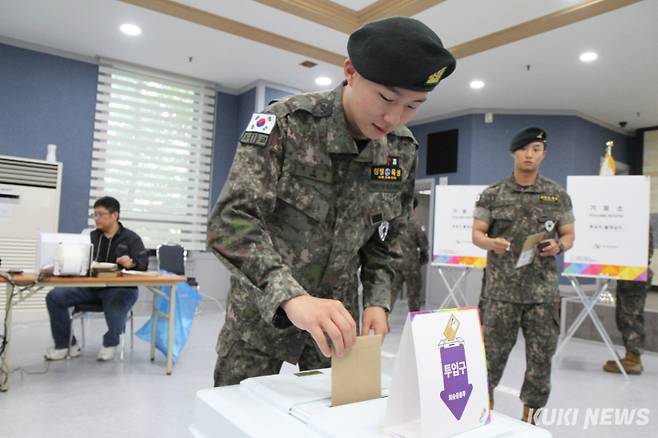 제21대 대통령선거 사전투표 첫날인 29일 강원 화천군여성회관 1층 다목적실에 마련된 사전투표소에서 군장병이 소중한 주권을 행사하고 있다.
