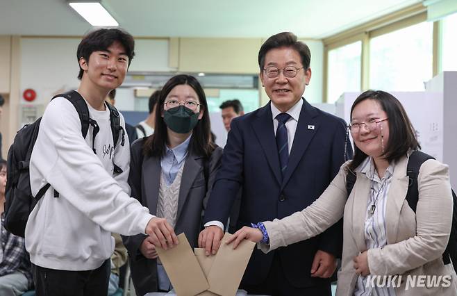 이재명 더불어민주당 대선 후보가 29일 서울 신촌 투표소에서 청년들과 함께 사전투표를 하고 있다. 더불어민주당 제공