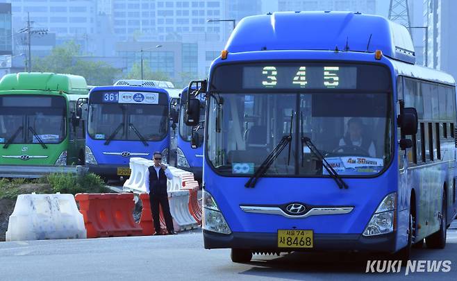 송파버스공영주차장과 잠실의 가락시장역 버스정류장. 곽경근 대기자